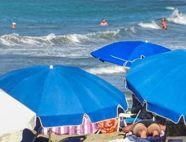 Δήμος Κασσάνδρας: «Ξηλώνει» ομπρέλες που εγκαθιστούν στην παραλία παραθεριστές